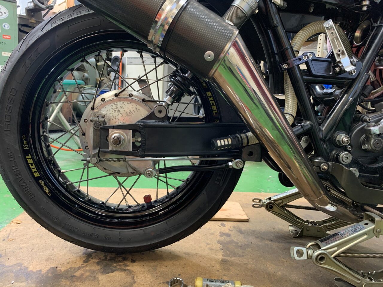 ヤマハＳＲ４００にＸＪＲのスイングアームを取り付けます。その①。